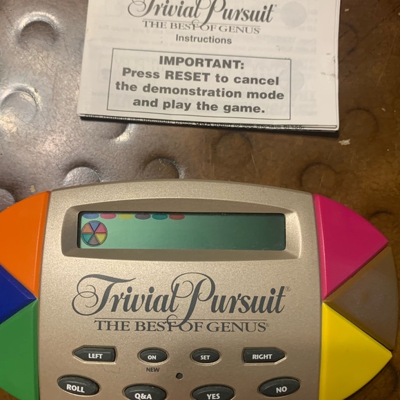Tested & Works......Trivial Pursuit Electronic Hand-Held Game: The Best of Genus - Picture 7 of 8